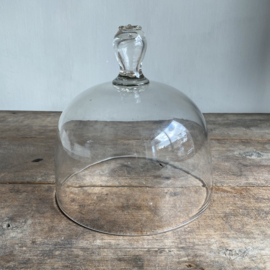 OV20110988 Antique French bell jar made of mouth-blown glass with a sober handle. In perfect condition! Size: +/- 23.5 cm high (up to the handle) / 22 cm cross section.