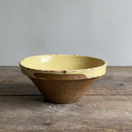 AW20111195 Antique French bowl in beautiful yellow period: 19th century. Has a crack on the inside (see photos for details), but this size is getting so rare... and can still be used with love. Size: 9 cm high / 20 cm cross section.