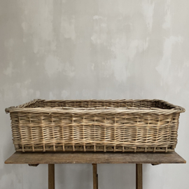OV20110777 Large old French bakery baskets of white willow and chestnut wood in beautiful condition! Size: 100 cm. long / 66 cm. wide / 28 cm. high. Still one basket available... Pickup in shop only.