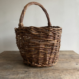 BU20110171 Oude Franse rustieke oogstmand van gevlochten wilgenteen in prachtige staat! Afmeting: 32 cm hoog (tot hengsel) / 51 cm hoog (t/m hengsel) /  +/- 41 cm doorsnede