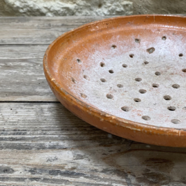 AW20111299 Old French original cheese draining sieve in beautiful weathered condition, also lovely for so much more...like tomatoes.. Size: 24 cm cross section / 6 cm high