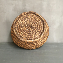 OV20110693 Old French olive harvest basket made of woven reed in beautiful condition! Size: 46 cm. cross section  / 18.5 cm. high