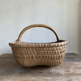 BU20110169 Oude Franse oogstmand van origine gebruikt voor het plukken van paddestoelen in prachtige staat! Afmeting: 51 cm lang / 22 cm hoog (tot hengsel) / 33 cm hoog (inclusief hengsel) / 38 cm breed.