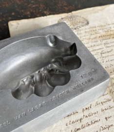 OV 20110722 Old marzipan mold sow with piglets by the famous chocolatier Carel van Laere Leiden no. 1205 in beautiful condition! Size: 11 cm. long / 8.5 cm. wide / 3 cm. high