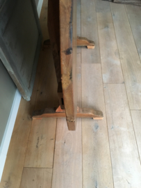 OV20110543 Antieke Franse vendange tafel. Werd traditioneel gebruikt voor  nuttigen van de maaltijd om de druivenoogst te vieren. In prachtige staat! Afmeting: 72,5 cm. hoog / 1. 49 mtr lang / 99 cm. doorsnede. Alleen ophalen of bezorgen tegen vergoeding.