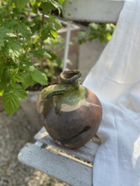 AW20110936 Antieke 19de eeuws Frans olijfolie kruik in verweerde groene en aardse tinten. In prachtige staat! Afmeting: 24 cm. hoog / 17,5 cm. doorsnede (over de buik)