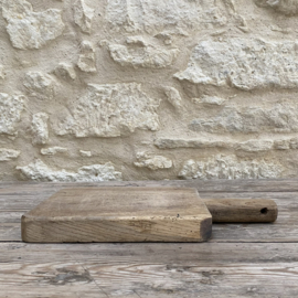 OV20111112 Old French cutting board in beautiful slightly grayed condition! Size: 30 cm long (to the handle) / 43 cm (up to the handle) / 24.5 cm wide / 4 cm thick