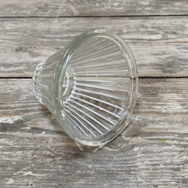 OV20111117 Antieke Franse confiturepot van mondgeblazen glas. Minimaal zichtbaar chipje  op de rand (zie detail foto) verder in prachtige staat! Afmeting: 8 cm hoog /  11 cm doorsnede