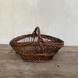 OV20110770 Old French willow wicker harvest basket in beautiful condition! Size: 39 cm. long / 16 cm. high / 28 cm. cross section.