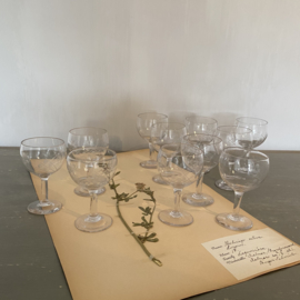 OV20110180 Set of 11 old French glasses with beautiful engraved motif period: 1920s in perfect condition! Size: 9 cm. high / 5 cm cross meter.