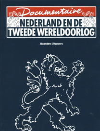 Documentaire 'Nederland en de Tweede Wereldoorlog' - Compleet 52 delen in twee originele linnen verzamelbanden - Inclusief bijbehorende boek 'De oorlog na de oorlog' en facsimile Algemeen Handelsblad van Vrijdag 10 mei 1940