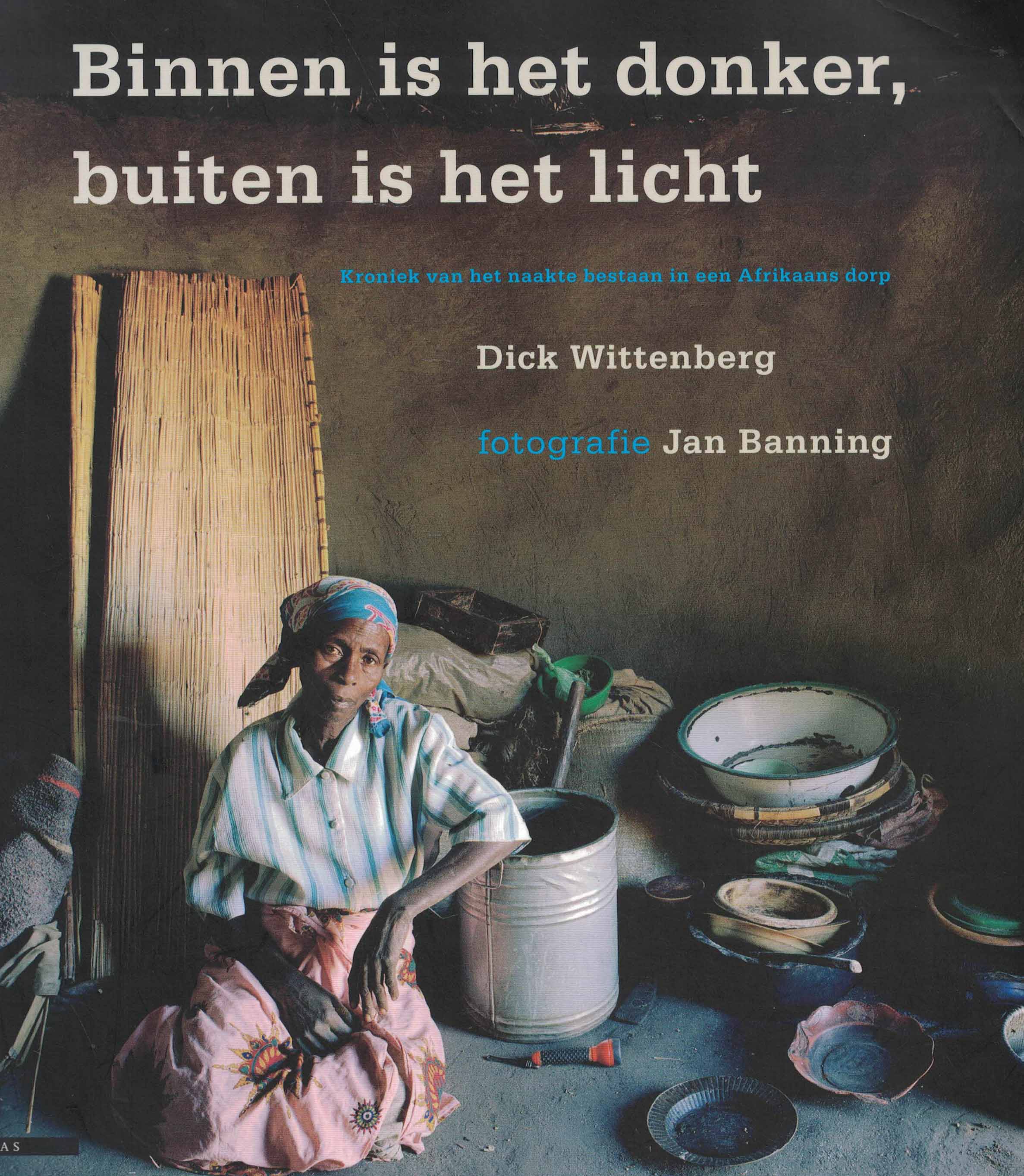 Binnen is het donker, buiten is het licht - Kroniek van het naakte bestaan in een Afrikaans dorp
