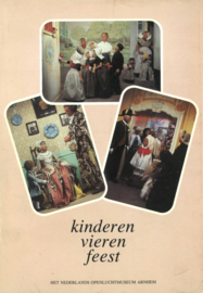 Kinderen vieren feest - Klederdrachtententoonstelling in het Nederlands Openluchtmuseum