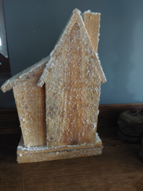 Houten huisje met verlichting