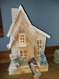 Houten huisje met verlichting