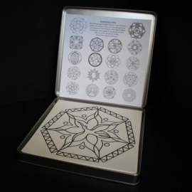 42 Mandala's (20x20 cm) om in te kleuren - in metalen doos