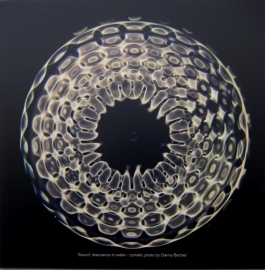 19 Cymatic photo - Message 2152 104 hz on Aluminium 60 x 60 cm
