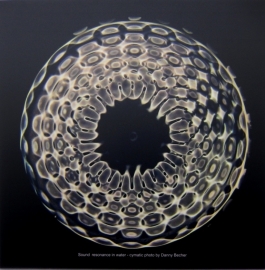 19 Cymatic foto - Message 2152 104 hz op Aluminium 60 x 60 cm