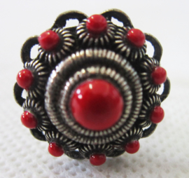 ZKR304-R Zeeuwse knop ring bolletjesrand en rode emaille ZKR304-R doorsnede ong. 2 cm, verstelbaar, een maat 