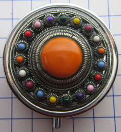 ZKG437-MC2 pillendoosje zeeuwse knop zwaar verzilverd met oranje en kleur emaille