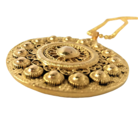 Vergulde grote Zeeuwse knop 5 cm doorsnede met lange bolletjesketting 70 cm.