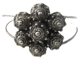 Buigarmband 7 Zeeuwse knopjes verzilverd, knop 3 cm doorsnede totaal ZKA517