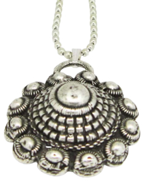 Zeeuwse bolle knoop met veel randen verzilverd, aan ketting ZKH605