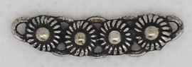 ZB 013 strookje met 4 zeeuwse knoopjes en twee oogjes, lengte ruim 2 cm,  tussenstuk