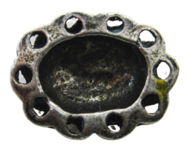 middelgrote ovale zeeuwse knop zwaar verzilverd met in het oog springende  kleuren emaille ZB015-MC