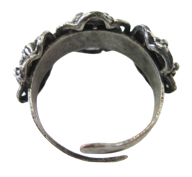 verstelbare ring met 3 fijne zeeuwse knopjes met oogjesrand erop, een maat, buigzaam ZKR320