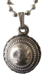 Zeeuwse knop "hoed" hanger verzilverd aan ketting ZKH617