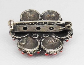 ZKB 913-R 7-zeeuwse knoopjes broche verzilverd, 3 cm doorsnede met rode emaille