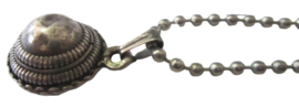 Zeeuwse knop "hoed" hanger verzilverd aan ketting ZKH617
