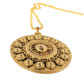 Vergulde grote Zeeuwse knop 5 cm doorsnede met lange bolletjesketting 70 cm.