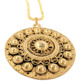 Vergulde grote Zeeuwse knop 5 cm doorsnede met lange bolletjesketting 70 cm.