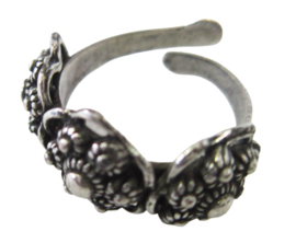 verstelbare ring met 3 fijne zeeuwse knopjes met oogjesrand erop, een maat, buigzaam ZKR320