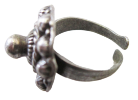 Zeeuwse knop ring met uitstekend bolletje, zwaar verzilverd, een maat, buigzaam ZKR 307