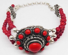 ZKA513-R  armband grote Zeeuwse knop rode emaille en natuurlijk koraal