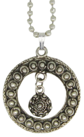Zeeuwse knop ketting ring met zeeuwse knoopjes en los zeeuws knopje erin. ZKH606