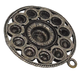 Zeer mooie klassieke elegante platte Zeeuwse knoop ong. 3 cm doorsnede ZB 045