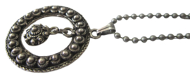 Zeeuwse knop ketting ring met zeeuwse knoopjes en los zeeuws knopje erin. ZKH606