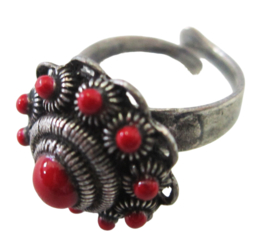 Zeeuwse knop ring bolletjesrand en rode emaille ZKR304-R doorsnede ong. 2 cm, verstelbaar, een maat