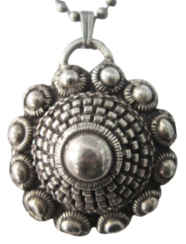 Zeeuwse bolle knoop met veel randen verzilverd, aan ketting ZKH605