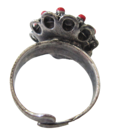 Zeeuwse knop ring bolletjesrand en rode emaille ZKR304-R doorsnede ong. 2 cm, verstelbaar, een maat