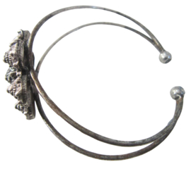 Buigarmband 7 Zeeuwse knopjes verzilverd, knop 3 cm doorsnede totaal ZKA517