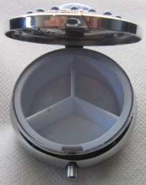 ZKG437-MC1 zeeuwse knop zwaar verzilverd met blauwe emaille op pillendoosje met spiegel