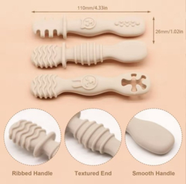 4 pieces of baby silicone chewing spoon set green