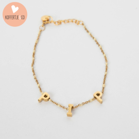Armband met initialen (blokletters) goudkleurig