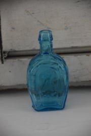 Vintage oud blauw glazen flesje Horse shoe