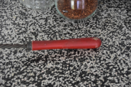 Oude stamper met rood handvat